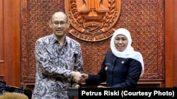 Wakil Duta Besar Indonesia untuk Amerika Serikat, Iwan Freddy Hari Susanto (kiri) bersama Gubernur Jawa Timur Khofifah Indar Parawansa di Gedung Negara Grahadi. (Foto: VOA/Petrus Riski)