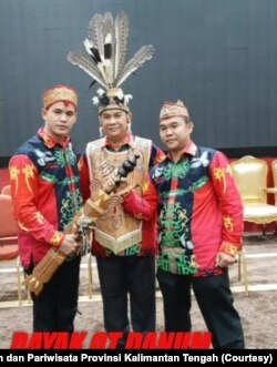 Kepala Dinas Kebudayaan dan Pariwisata Provinsi Kalimantan Tengah, Dr. Guntur Talajan, SH. (tengah) mengenakan busana Suku Dayak Ot Danum. (Foto: Dinas Kebudayaan dan Pariwisata Provinsi Kalimantan Tengah)