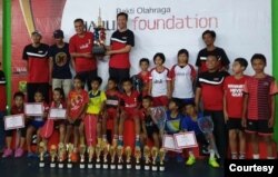 Coach Yang Yang (tengah atas) bersama para murid PB Champion yang memenangkan pertandingan. (Courtesy: pribadi)