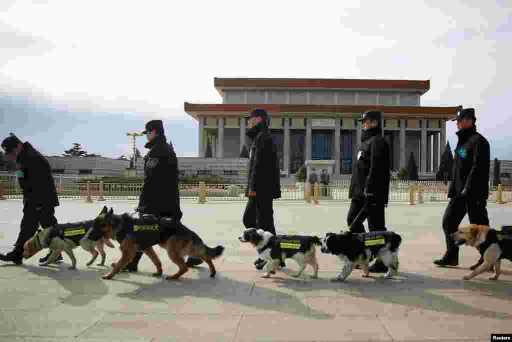 2018年3月15日，在北京举行中国人民政治协商会议闭幕式之际，警察带着嗅探犬在天安门广场上、毛主席纪念堂前巡逻。