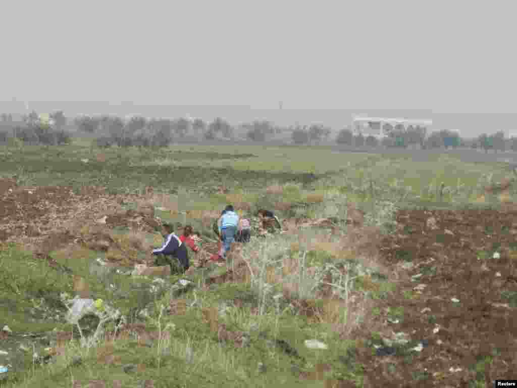 Residents flee their homes after shelling by forces loyal to Syria's President Bashar al-Assad in Houla, near Homs, December 3, 2012.