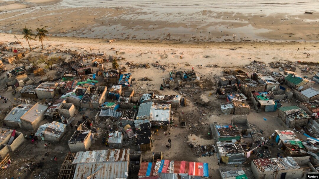 Puing-puing dan bangunan-bangunan yang rusak setelah Topan Idai melanda kawasan Praia Nova di Beira, Mozambik, 1 April 2019.
