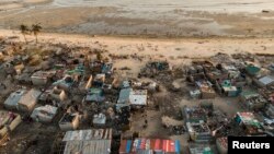 Puing-puing dan bangunan-bangunan yang rusak setelah Topan Idai melanda kawasan Praia Nova di Beira, Mozambik, 1 April 2019.
