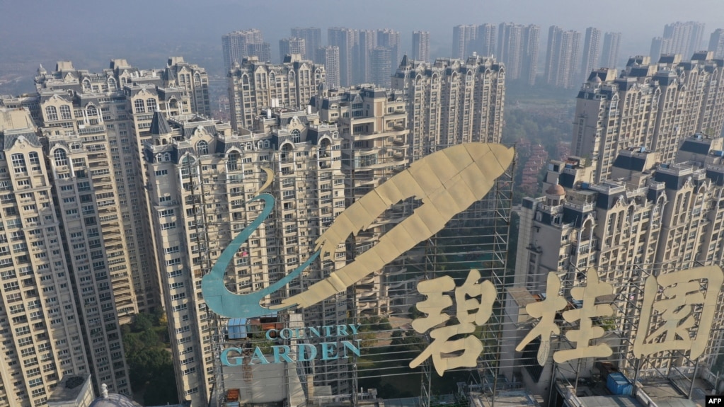 资料照片：中国江苏省镇江市一栋楼房顶部的碧桂园标志，（2021年10月31日）(photo:VOA)