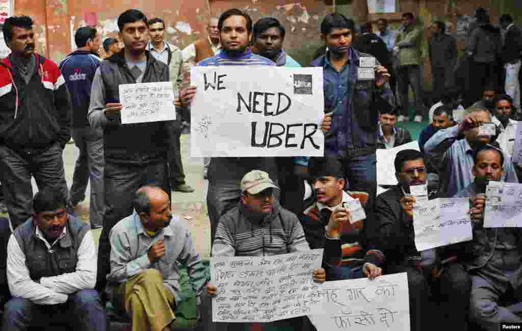 Para sopir taksi Uber memegang plakat dalam protes menentang larangan layanan taksi online, di New Delhi. Larangan layanan taksi online di India, setelah penangkapan seorang supir taxi Uber di New Delhi yang dituduh melakukan pemerkosaan, telah membawa ketidakpastian bagi investasi jutaan dolar yang dicurahkan ke saingan Uber India, yaitu Ola dan TaxiForSure. &nbsp;