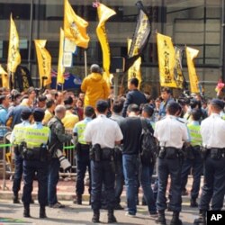 示威人士在选举会场外抗议，反对小圈子选举