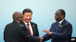 Tổng thống Nam Phi Cyril Ramaphosa, trái, bắt tay Tổng thống Senegal Macky Sal, phải, với chủ tịch Trung Quốc Tập Cận Bình, giữa, tại Thượng đỉnh Bắc Kinh của Diễn đàn Hợp tác Trung Quốc-châu Phi, ngày 4/9/ 2018.