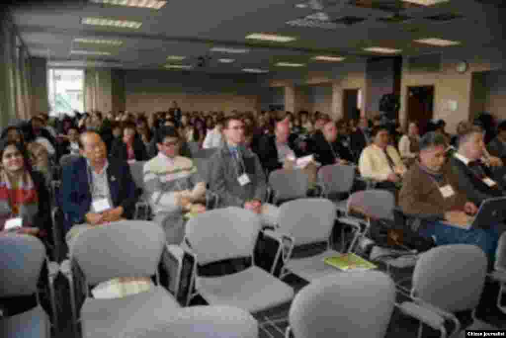 ທ່ານອຸດົມ ບົວສີ (ທີ 2 ຈາກຊ້າຍ) ນັ່ງຟັງການບັນລະຍາຍ ໃນກອງປະຊຸມນາໆຊາດ ລາວສຶກສາ ຄັ້ງທີ 4