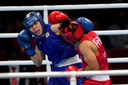 Petinju dari Filipina, Nesthy Petecio (kanan) melawan petinju dari Jepang, Sena Irie, dalam pertandingan final tinju kelas bulu 60 kg putri di Olimpiade Musim Panas 2020, Selasa, 3 Agustus 2021, di Tokyo, Jepang. (Foto AP/Themba Hadebe)