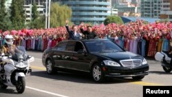 지난해 8월 평양을 방문한 문재인 한국 대통령과 김정은 북한 국무위위원장이 벤츠 무개차를 타고 카퍼레이드를 했다. 출처: 평양공동취재단. 