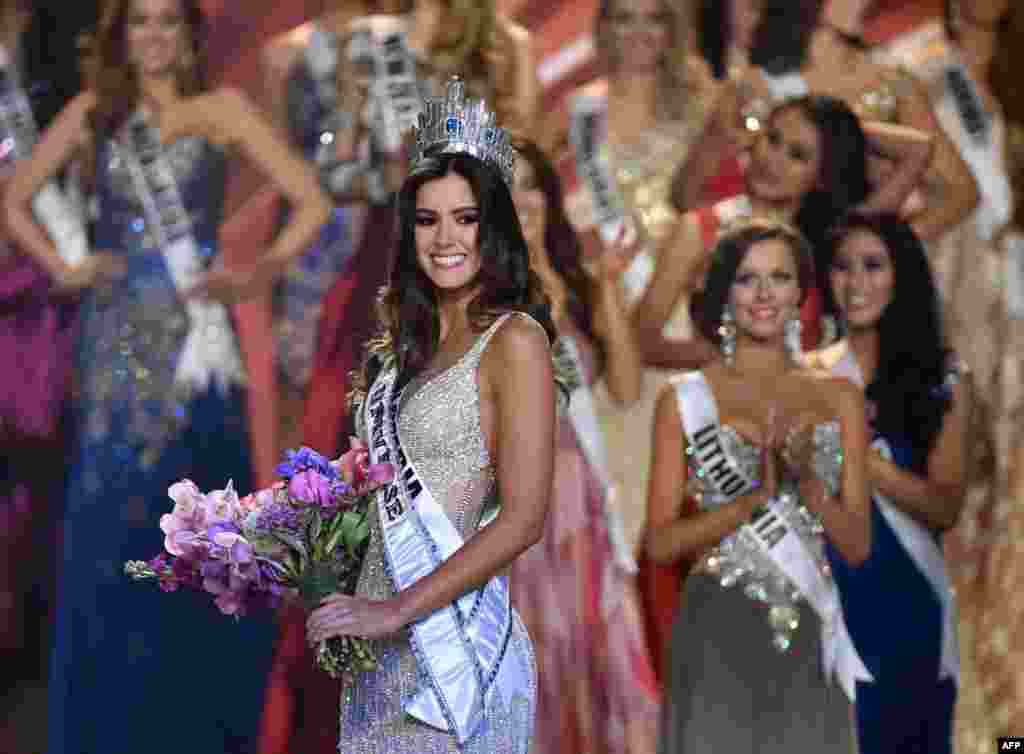 Miss Colombia, Paulina Vega memenangkan gelar Miss Universe 2014 di Miami, Florida.