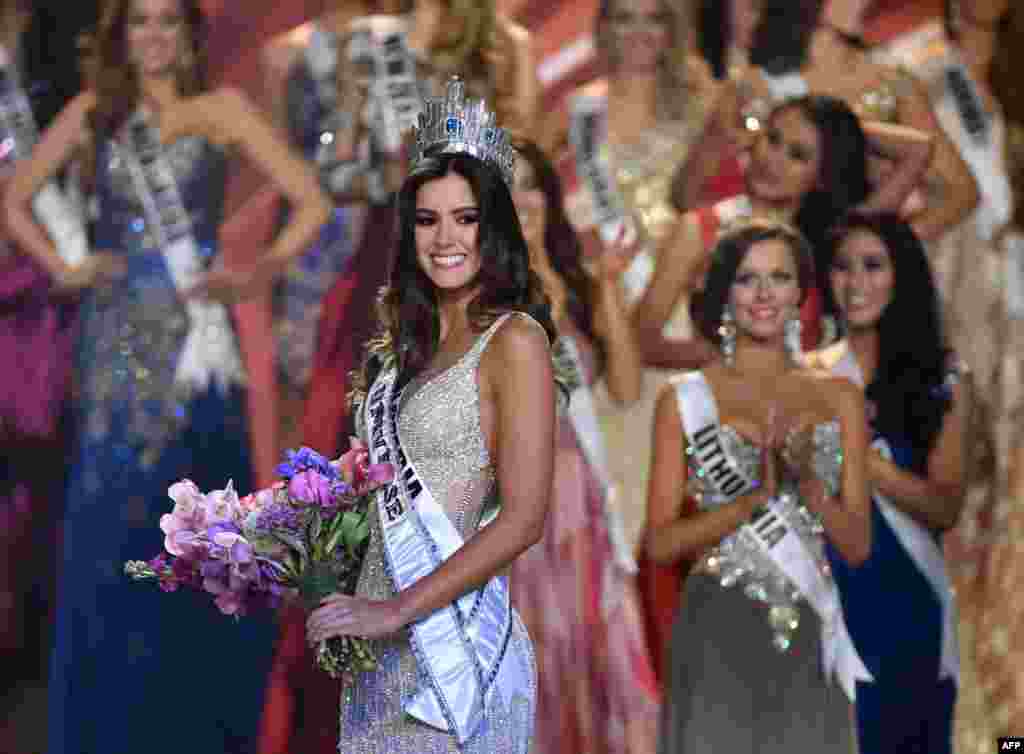 Hoa hậu Colombia Paulina Vega được trao vương miện Hoa hậu Hoàn vũ 2014 trong cuộc thi sắc đẹp lần thứ 63 tại trường Đại học Quốc tế Florida ở thành phố Miami, bang Florida, ngày 25 tháng 1, 2015.