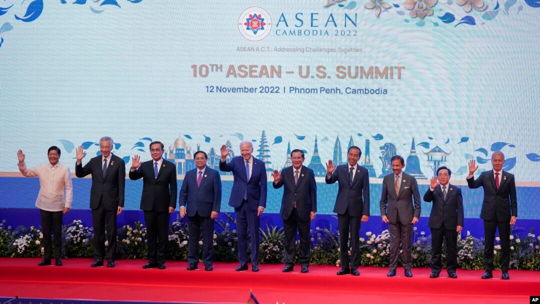 Presiden AS Joe Biden berpose bersama para pemimpin ASEAN pada KTT AS-ASEAN di di Phnom Penh, Kamboja Sabtu (12/11). 