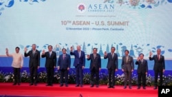 Presiden AS Joe Biden berpose bersama para pemimpin ASEAN pada KTT AS-ASEAN di di Phnom Penh, Kamboja Sabtu (12/11). 