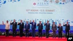 Sejumlah pimpinan negara ASEAn dan Presiden AS Joe Biden melambaikan tangan untuk foto bersama dalam KTT ASEAN - AS di Phnom Penh, Kamboja, Sabtu, 12 November 2022. (Foto: AP /Vincent Thian)