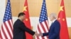 El presidente de Estados Unidos, Joe Biden, a la derecha, le da la mano al presidente chino, Xi Jinping, antes de su reunión al margen de la cumbre del G20, el lunes 14 de noviembre de 2022, en Nusa Dua, Bali, Indonesia. (Foto AP/Alex Brandon)