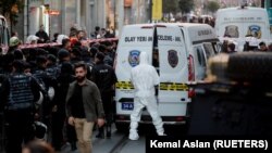 La police scientifique travaille après une explosion dans la rue piétonne Istiklal à Istanbul, en Turquie, le 13 novembre 2022. Reuters /Kemal Aslan