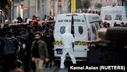 Un technicien médico-légal travaille après une explosion dans la rue piétonne très fréquentée Istiklal à Istanbul, en Turquie, le 13 novembre 2022.