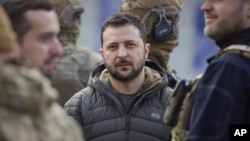 El presidente de Ucrania, Volodymyr Zelenskyy, un actor que interpretaba el papel de presidente en una serie de televisión, se convirtió en el líder de la resistencia de su país, mostrando un comportamiento serio pero tranquilizador. [Archivo]