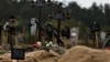 Могили двох дітей у місці масового поховання в нещодавно звільненому від російської окупації Лимані, Донеччина, 11 жовтня 2022. REUTERS/Zohra Bensemra