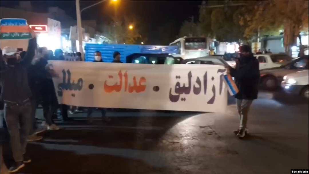 ايران جي اتر اولهه ۾ واقع، تبريز ۾ مظاهري دوران هڪ بينر نروار ڪيو ويو جنهن ۾ ’آزادي، انصاف، قومي حڪومت’ لکيل آهي. ’يو جي سيءَ’ جي هيءَ تصوير 2 نومبر 2022 تي سوشل ميڊيا تي شائع ٿي.