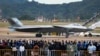 在第14届珠海航空航天展览会上，中国制造的歼-20重型隐身战斗机停在跑道上供参观者拍照。（2022年11月8日）