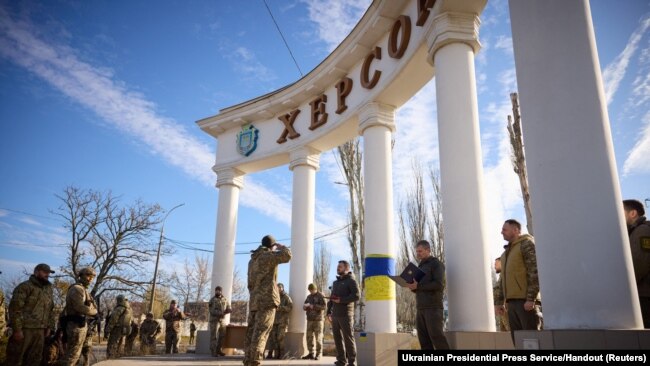El presidente de Ucrania, Volodymyr Zelenskiy, premia a un militar durante su visita a Jersón, el 14 de noviembre de 2022.