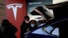 Pengunjung memeriksa kendaraan SUV Tesla Model Y buatan China di sebuah showroom di Beijing, China (foto: dok). Tesla masih mendominasi pasar mobil listrik global. 