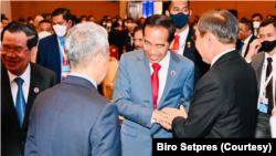 Presiden Jokowi menerima ucapan Selamat dari berbagai pemimpin negara lain atas Keketuan ASEAN tahun 2023. (Foto: Courtesy/Biro Setpres)