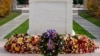 ARCHIVO - Una ofrenda floral descansa frente a la Tumba del Soldado Desconocido en el Cementerio Nacional de Arlington, el Día de los Veteranos, el 11 de noviembre de 2021, en Arlington, Virginia.