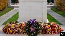 ARCHIVO - Una ofrenda floral descansa frente a la Tumba del Soldado Desconocido en el Cementerio Nacional de Arlington, el Día de los Veteranos, el 11 de noviembre de 2021, en Arlington, Virginia.
