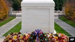 Денес им оддаваме почит на непопустливата храброст и посветеност што ги разликуваат сите оние кои ја добија титулата американски ветеран, рече претседателот Џо Бајден