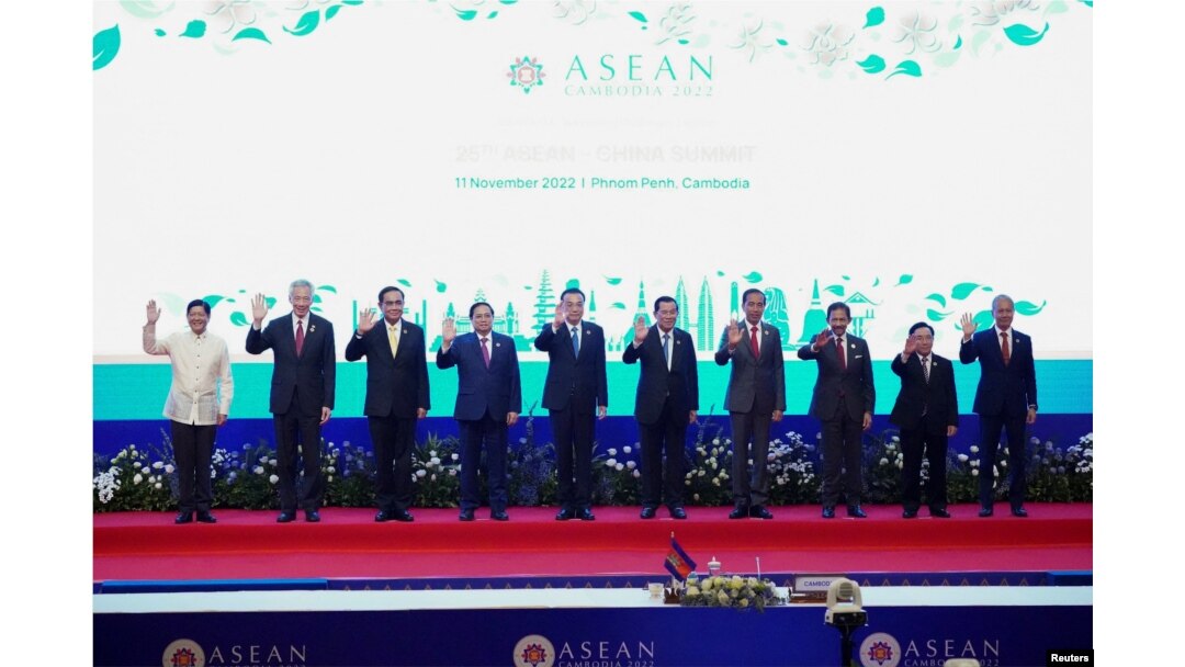 Para pemimpin ASEAN berfoto bersama saat KTT ASEAN yang diadakan di Phnom Penh, Kamboja, 11 November 2022. (Foto: REUTERS/Cindy Liu)
