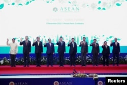 Para pemimpin ASEAN berfoto bersama saat KTT ASEAN yang diadakan di Phnom Penh, Kamboja, 11 November 2022. (Foto: REUTERS/Cindy Liu)