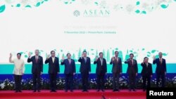 Para pemimpin ASEAN berfoto bersama saat berlangsungnya KTT ASEAN di Phnom Penh, Kamboja, 11 November 2022. (REUTERS / Cindy Liu)