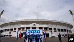 Dirigentes deportivos y ministros del deporte de Argentina, Chile, Paraguay y Uruguay posan afuera del Estadio Nacional tras presentación de "Corporación Juntos 2030", grupo que busca sede conjunta para Mundial 2030, en Santiago, Chile, el viernes 11 de noviembre de 2022.