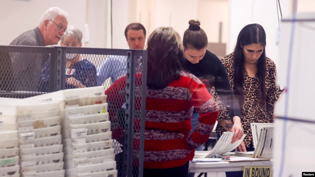 11月11日，在亚利桑那州菲尼克斯市马里科帕县选举中心，工作人员正在扫描美国中期选举的选票。(photo:VOA)