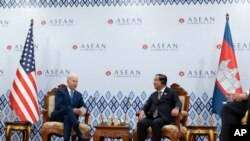 El presidente de Estados Unidos, Joe Biden, a la izquierda, habla durante una reunión con el primer ministro de Camboya, Hun Sen, durante la cumbre de la Asociación de Naciones del Sudeste Asiático (ASEAN), en Phnom Penh, Camboya, el 12 de noviembre de 2022.