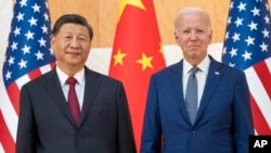 조 바이든(오른쪽) 미국 대통령과 시진핑 중국 국가주석이 지난해 11월 인도네시아 발리에서 회담에 앞서 기념촬영하고 있다. (자료사진)