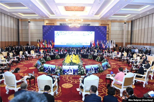 Dalam KTT ASEAN Di Kamboja, Presiden Jokowi sampaikan tantangan perekonomian kawasan dalam beberapa waktu ke depan tidak mudah. (Foto: Courtesy/Biro Setpres)