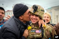 Stanovnik Hersona ljubi ukrajinskog vojnika, u centru Hersona, Ukrajina, 13. novembra 2022.