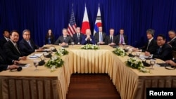 美国总统拜登2022年11月13日在柬埔寨金边与日本首相岸田文雄以及韩国总统尹锡悦举行三边会谈
