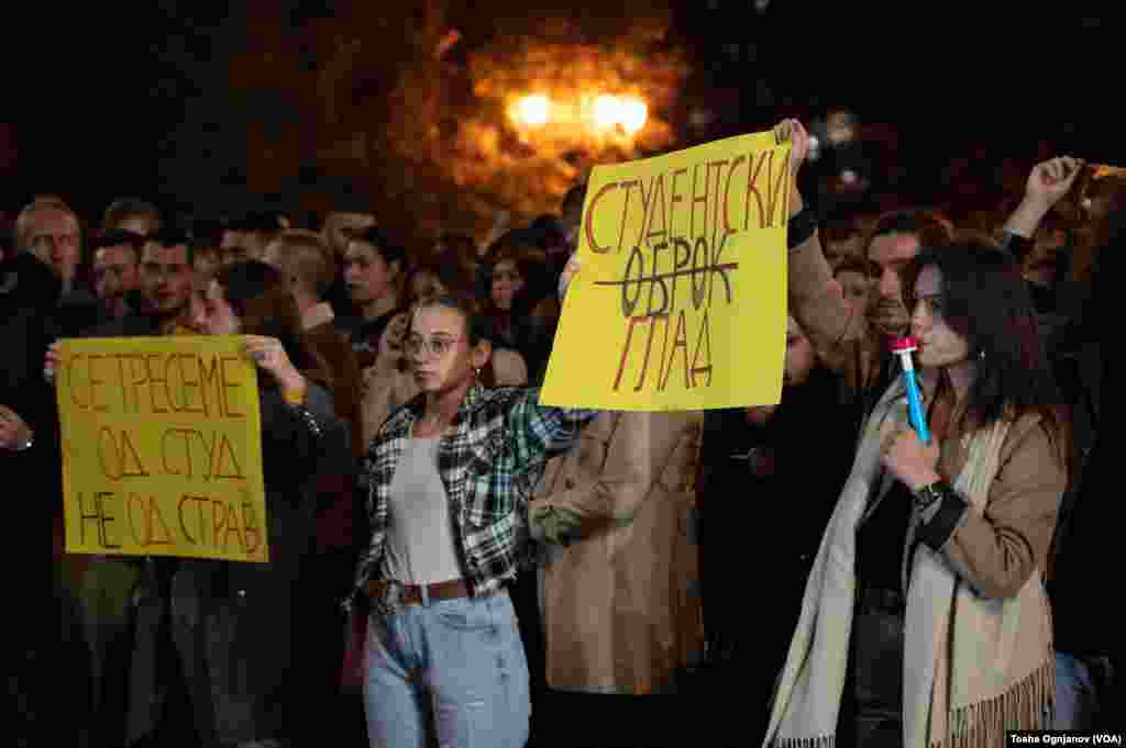 Негодувања против законските измени со кои би се ревидирало правото на субвенциониран оброк упатија студентите на денешниот протест.