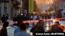 Polisi na wafanyakazi wa huduma ya dharura wakiwa katika sehemu kulipotokea mlipuko katika barabara ya Istiklala, Istanbul, Uturuki Nov 13, 2022