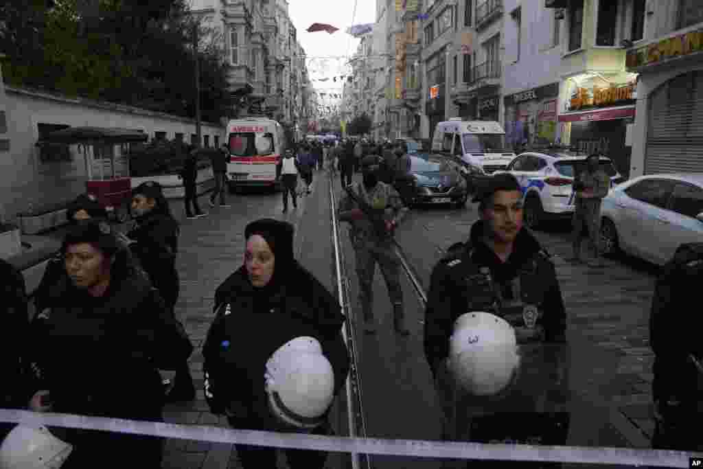 انفجار مهیبی در حوالی ساعت ۴ و ۲۰ دقیقه عصر، خیابان استقلال ترکیه و محله&zwnj;های اطراف را لرزاند. خبرگزاری آسوشیتدپرس از کشته&zwnj;شدن دستکم ۶ نفر و جراحت ده&zwnj;ها نفر خبر می&zwnj;دهد