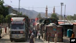 Perlintasan Torkham antara Afghanistan dengan Pakistan (foto: dok). Taliban menutup pintu perlintasan Torkham yang membuat ribuan truk barang terdampar di perbatasan kedua negara. 