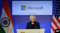 যুক্তরাষ্ট্রের অর্থমন্ত্রী জ্যানেট ইয়েলেন নয়াদিল্লির উপকণ্ঠে মাইক্রোসফট ইন্ডিয়া ডেভেলপমেন্ট সেন্টারের বক্তব্য রাখছেন। ১১ নভেম্বর, ২০২২।