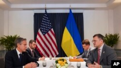 U.S. Secretary of State Antony Blinken, left, meets with Ukraine's Foreign Minister Dmytro Kuleba, right, on the sidelines of ASEAN summit held in Phnom Penh, Cambodia, Nov. 12, 2022 г. 