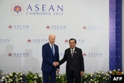 US President Joe Biden (L) meets Cambodia's Prime Minister Hun Sen on the sidelines of the Association of Southeast Asian Nations (ASEAN) Summit in Phnom Penh on November 12, 2022. (AFP)