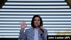 La senadora Catherine Cortez Masto, quien retuvo su escaño en el Senado por Nevada, habla en un acto de campaña en La Vegas el 6 de noviembre de 2022.